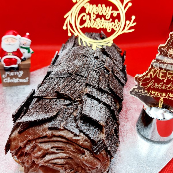 Special Christmas Chocolate Log Cake